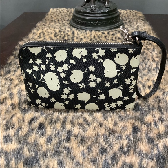 COACH FLORAL WRISTLET - Picture 2 of 10